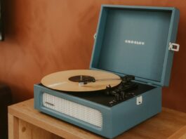 일상의 작은 변화로 지키는 정신건강, 건강 트렌드와 실천법 A blue record player with a record on it.
