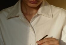 일상 속 웰니스 문화, 나만의 건강 루틴 만들기 person in white button up shirt holding clear drinking glass with green liquid