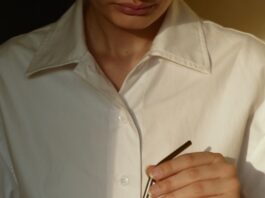 일상 속 웰니스 문화, 나만의 건강 루틴 만들기 person in white button up shirt holding clear drinking glass with green liquid