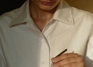 일상 속 웰니스 문화, 나만의 건강 루틴 만들기 person in white button up shirt holding clear drinking glass with green liquid