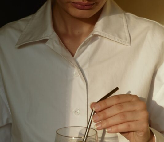 일상 속 웰니스 문화, 나만의 건강 루틴 만들기 person in white button up shirt holding clear drinking glass with green liquid