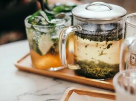 집에서 실천하는 대체요법, 현대인 건강관리의 새로운 트렌드 clear glass mug on tray