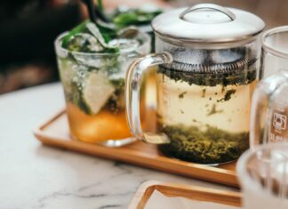 집에서 실천하는 대체요법, 현대인 건강관리의 새로운 트렌드 clear glass mug on tray