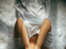 바쁜 일상 속 스트레스, 일상에서 실천하는 관리법 주목 a woman holds her hands over her face