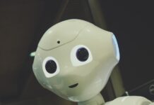 인공지능, 내 손안의 건강 조력자로 자리잡다 white robot toy holding black tablet