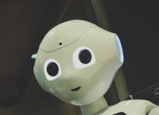 인공지능, 내 손안의 건강 조력자로 자리잡다 white robot toy holding black tablet