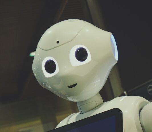 인공지능, 내 손안의 건강 조력자로 자리잡다 white robot toy holding black tablet