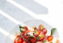 식단, 작지만 꾸준한 변화가 건강을 만든다 sliced tomato and green leaf vegetable on white ceramic plate