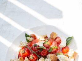 식단, 작지만 꾸준한 변화가 건강을 만든다 sliced tomato and green leaf vegetable on white ceramic plate