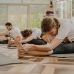 집에서도 쉽게 실천하는 필라테스, 현대인의 건강 트렌드로 주목 a group of people doing yoga in a room