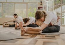 집에서도 쉽게 실천하는 필라테스, 현대인의 건강 트렌드로 주목 a group of people doing yoga in a room