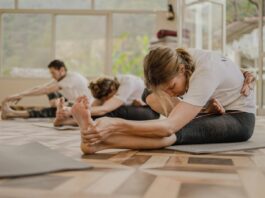 집에서도 쉽게 실천하는 필라테스, 현대인의 건강 트렌드로 주목 a group of people doing yoga in a room