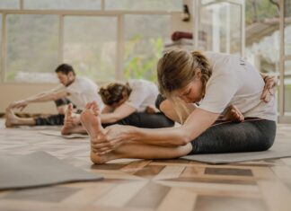 집에서도 쉽게 실천하는 필라테스, 현대인의 건강 트렌드로 주목 a group of people doing yoga in a room