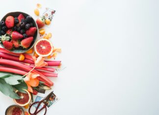 바쁜 일상 속 ‘영양 & 보충제’ 똑똑하게 챙기기…실생활 실천법은? variety of sliced fruits
