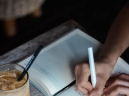 일상을 바꾸는 작은 습관, 정신건강 지키는 최신 라이프 트렌드 person writing on book