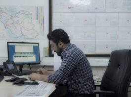 올바른 자세로 건강을 챙기자! 직장인을 위한 거북목과 일자목 교정 스트레칭 a man sitting at a desk working on a computer