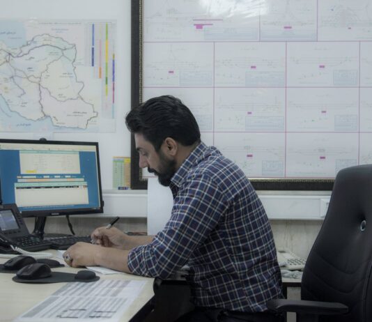 올바른 자세로 건강을 챙기자! 직장인을 위한 거북목과 일자목 교정 스트레칭 a man sitting at a desk working on a computer