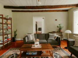 집에서도 실천하는 ‘마음을 돌보는 루틴’…한국인에게 맞는 자기돌봄 트렌드 확산 Living room with sofa, coffee table, and exposed beams