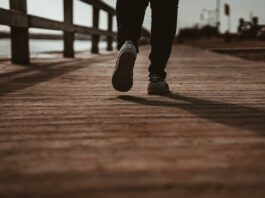‘걷기’로 챙기는 건강, 생활 속 스마트하게 실천하는 방법 person in black pants and black shoes standing on brown wooden dock during daytime