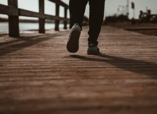 ‘걷기’로 챙기는 건강, 생활 속 스마트하게 실천하는 방법 person in black pants and black shoes standing on brown wooden dock during daytime