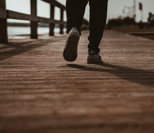 ‘걷기’로 챙기는 건강, 생활 속 스마트하게 실천하는 방법 person in black pants and black shoes standing on brown wooden dock during daytime