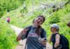 현대인을 위한 적정 걷기 습관, 건강도 시간도 잡는다 Young woman makes peace sign on a forest trail