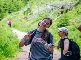 현대인을 위한 적정 걷기 습관, 건강도 시간도 잡는다 Young woman makes peace sign on a forest trail
