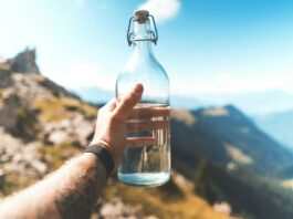 집콕 생활, 어떻게 건강하게 보낼까? 일상 속 실천 가능한 건강 관리법 person holding empty clear glass bottle