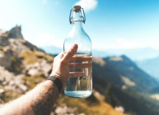 집콕 생활, 어떻게 건강하게 보낼까? 일상 속 실천 가능한 건강 관리법 person holding empty clear glass bottle