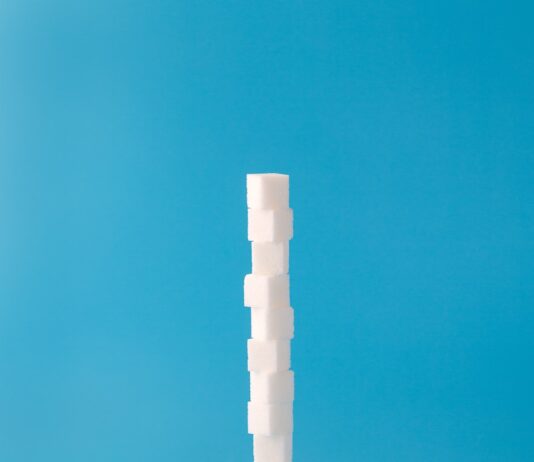 “혈당 스파이크, 알고 나면 관리가 쉬워진다 – 우리의 혈당을 안정시키는 생활 습관 팁” white cubes on blue surface