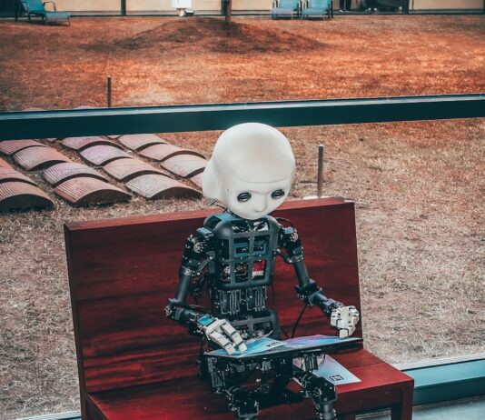 AI 기반 건강 관리, 일상 속 똑똑하게 실천하는 법 black and white robot toy on red wooden table