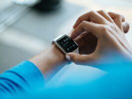 “내 몸의 변화, 작은 화면에 담다: 웨어러블 데이터로 건강 관리하는 법” person clicking Apple Watch smartwatch