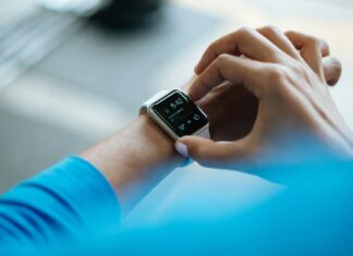 “내 몸의 변화, 작은 화면에 담다: 웨어러블 데이터로 건강 관리하는 법” person clicking Apple Watch smartwatch