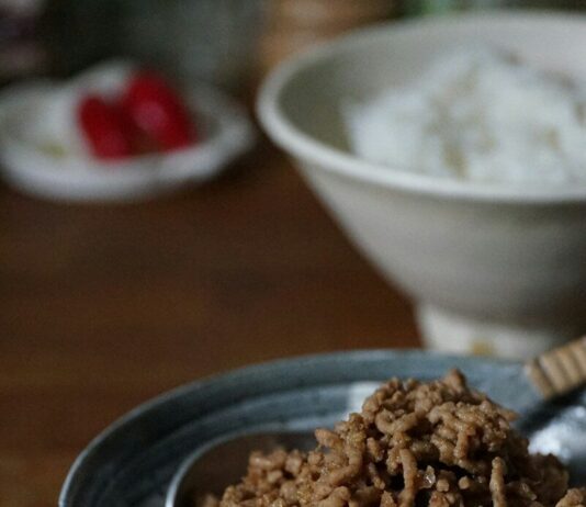 장 건강의 열쇠, 우리의 식탁에서 찾다! brown food on white ceramic bowl